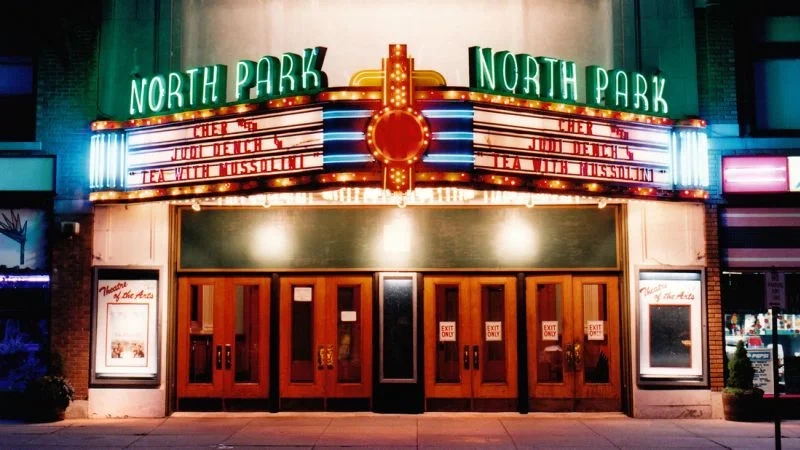 复古电影院外观展示小鲍狗的文化氛围